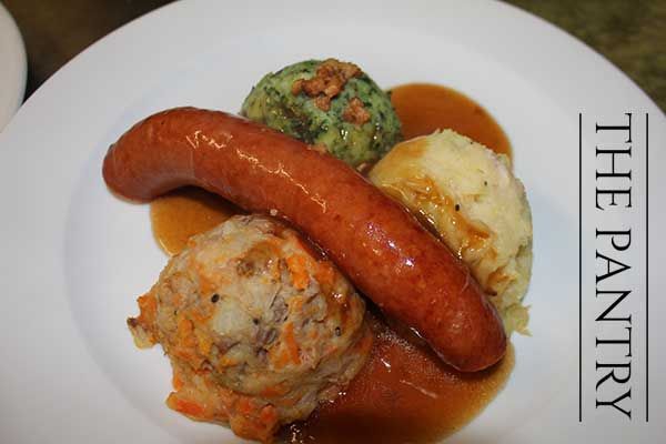 Hausgemachte Gerichte der niederlaendischen Kueche essen in Amsterdam