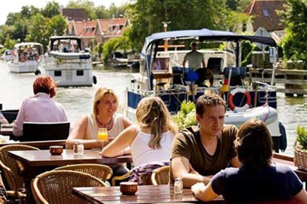 Restaurant in den Niederlanden mit Terrasse direkt neben den großen Meeresschleusen des Flusses Vecht