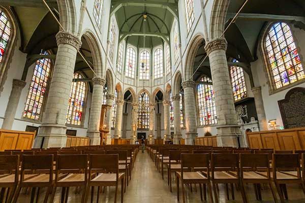 Die Sint-Jan ist weltweit bekannt fuer die Goudaner Glasfenster eine Serie von 72 prachtvollen Buntglasfenstern