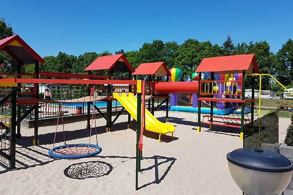 Camping mit Spielplatz und Schwimmbad in den Niederlanden