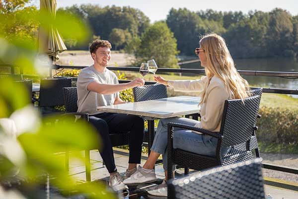 Hotel mit Restaurant am Wasser in den Niederlanden
