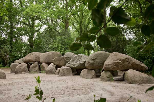 Groesstes Huenengrab der Welt in den Niederlanden besuchen