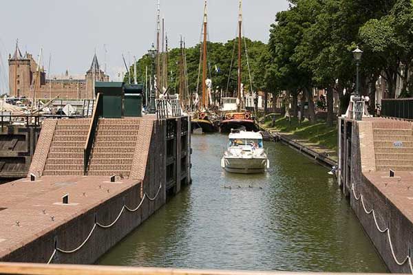 Restaurant Café Graaf Floris V befindet sich neben den Schleusen in Muiden Niederlande