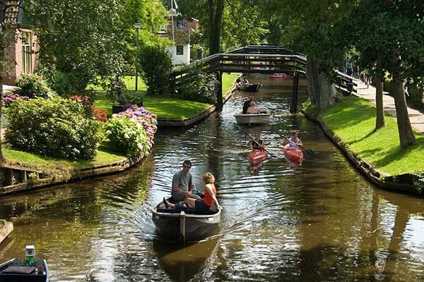 Bootsverleih und Rundfahrten in Giethoorn Holland Niederlande