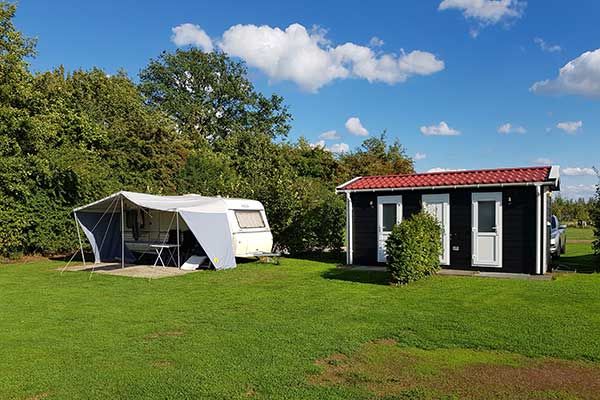Camping De Graafschap bietet auch Stellplaetze an mit Privatsanitaer