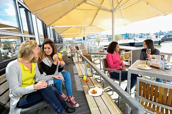 Restaurant am Hafen von Amsterdam in die Niederlande