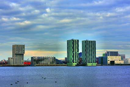 Skyline der Stadt Almere in den Niederlanden