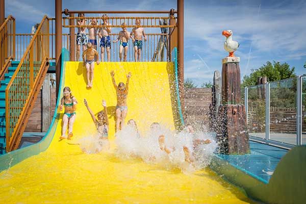 Rutschen Schwimmbad Camping Zeeland Niederlande
