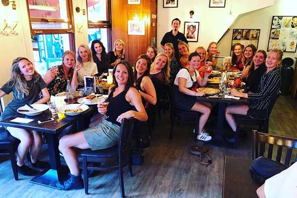 Italienisch Essen mit einer Gruppe in Amsterdam