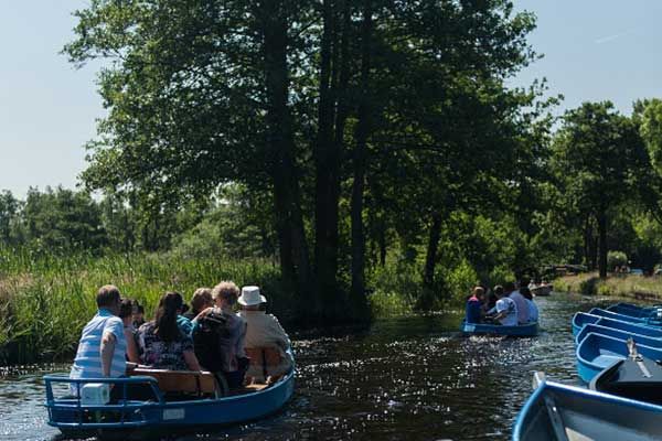 Giethoorn Niederlande ist weltweit bekannt fur seine wunderschonen Bootsrouten