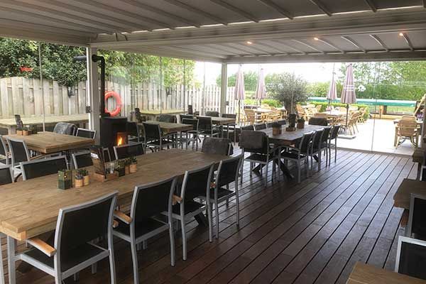 Biergarten am Wasser in Giethoorn Niederlande